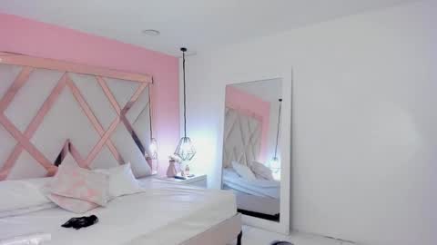 laura  online show from 11-19-25, 09:26