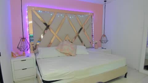 laura  online show from 02-16-26, 08:05