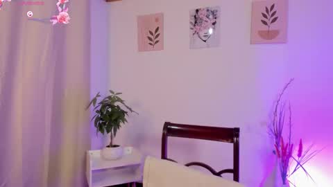 Snapshot of lauraricci_ chatting on 10-01-25, 10:21 Laurita Aries online show from 10-01-25, 10:21