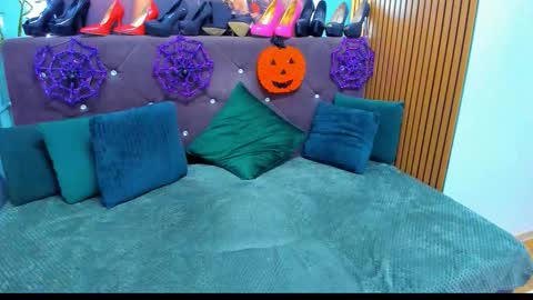 Snapshot of laurasinfull chatting on 10-28-25, 05:11 Laura online show from 10-28-25, 05:11