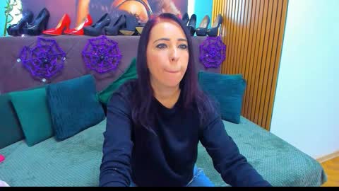 Snapshot of laurasinfull chatting on 10-30-25, 04:25 Laura online show from 10-30-25, 04:25