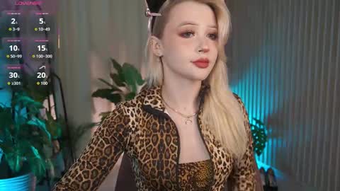  Laura  online show from 09-17-25, 05:31