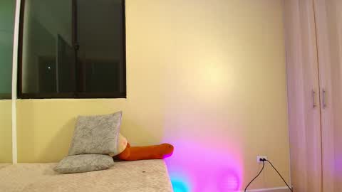 Snapshot of lauren_gil_ chatting on 12-08-24, 11:08    1      online show from 12-08-24, 11:08