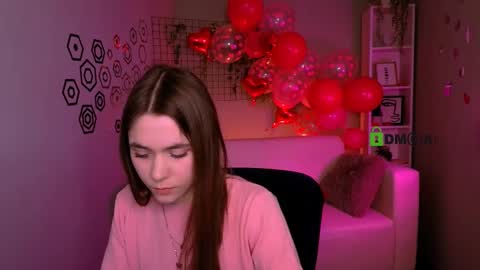 Snapshot of laurenmurrr chatting on 02-13-26, 10:33 Laure online show from 02-13-26, 10:33