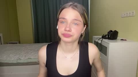 Snapshot of laurineleconey chatting on 02-24-26, 12:36 Bella online show from 02-24-26, 12:36