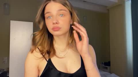 Snapshot of laurineleconey chatting on 03-01-26, 07:10 Bella online show from 03-01-26, 07:10