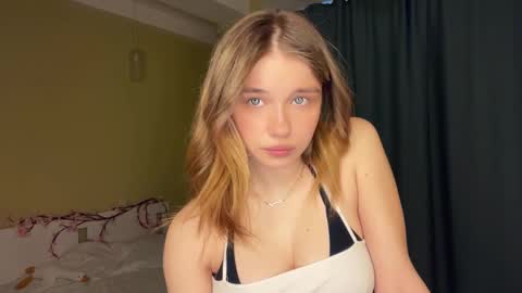 Snapshot of laurineleconey chatting on 03-02-26, 11:06 Bella online show from 03-02-26, 11:06