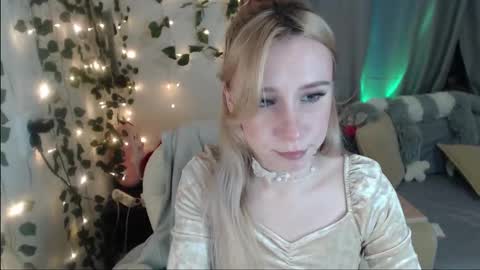 Snapshot of lavinell chatting on 03-04-25, 10:38 Mia online show from 03-04-25, 10:38