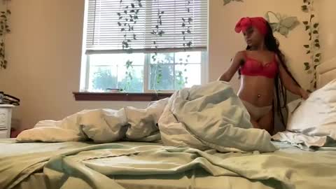 layla online show from 09-29-25, 05:07