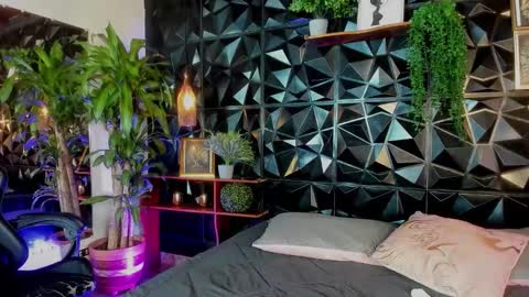 Layla online show from 11-25-25, 09:37