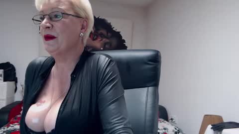 Layla online show from 01-25-25, 12:59