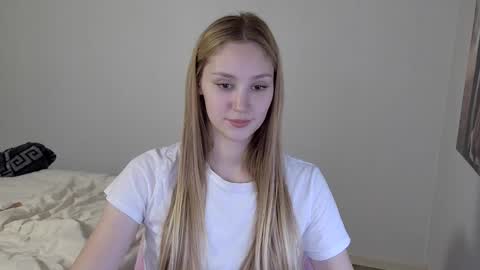 Snapshot of laylla001 chatting on 12-06-24, 11:00 Laylla001 online show from 12-06-24, 11:00