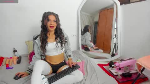 Snapshot of layqueen77 chatting on 02-12-25, 12:27 Layqueen online show from 02-12-25, 12:27