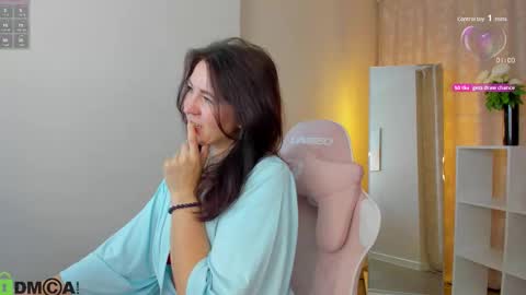 Snapshot of lea_shadom chatting on 11-04-25, 01:05 Lea online show from 11-04-25, 01:05