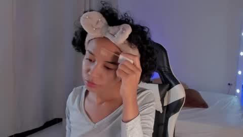 Snapshot of leahaltomm chatting on 02-12-25, 10:35 leahaltomm online show from 02-12-25, 10:35