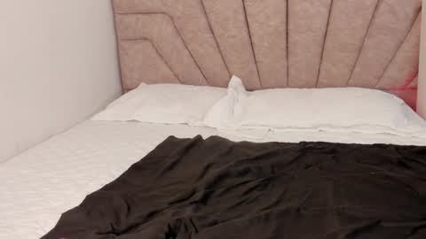 Snapshot of leahaltomm chatting on 10-29-25, 10:33 leahaltomm online show from 10-29-25, 10:33