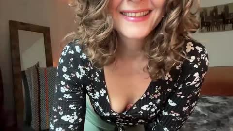 Snapshot of leahsparkles chatting on 11-02-25, 04:31 Leah Sparkles online show from 11-02-25, 04:31