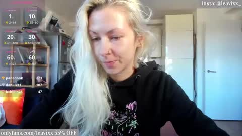 Snapshot of leavixx chatting on 10-25-25, 02:02 LeaVixx online show from 10-25-25, 02:02