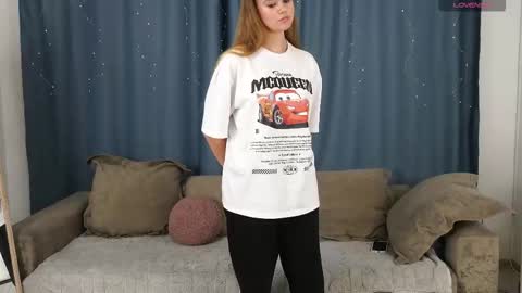 Lina online show from 10-25-25, 10:34