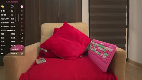 Snapshot of leiaah__ chatting on 10-30-25, 07:14 Leah online show from 10-30-25, 07:14