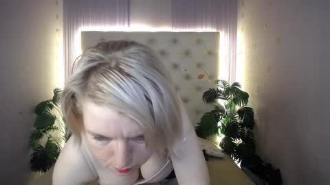 Snapshot of lena_paulles chatting on 01-12-25, 07:00 Lena online show from 01-12-25, 07:00