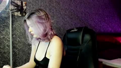 Snapshot of leona_williams chatting on 02-21-25, 12:06 leona_williams online show from 02-21-25, 12:06