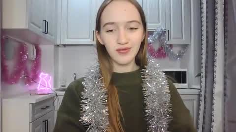 Snapshot of leslie_my_lovee chatting on 12-21-24, 08:10  LESLIE   online show from 12-21-24, 08:10