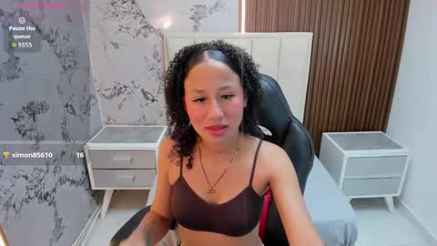 Snapshot of leslysimpson chatting on 02-17-26, 07:53 online show from 02-17-26, 07:53