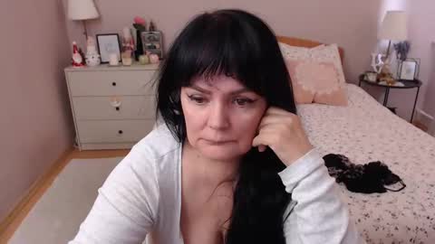 Snapshot of leveme2night chatting on 12-13-24, 01:01 Mary online show from 12-13-24, 01:01