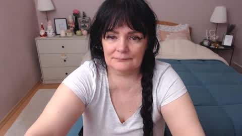 Snapshot of leveme2night chatting on 12-30-24, 05:13 Mary online show from 12-30-24, 05:13