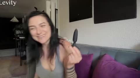 Snapshot of levity_opossum chatting on 09-18-25, 08:00 Levity online show from 09-18-25, 08:00