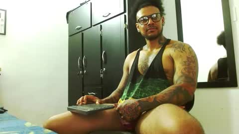 Snapshot of lewisstrong chatting on 09-28-25, 05:18 Lewis Strong online show from 09-28-25, 05:18