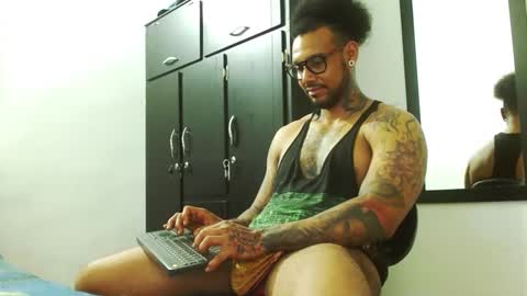 Snapshot of lewisstrong chatting on 10-08-25, 07:00 Lewis Strong online show from 10-08-25, 07:00