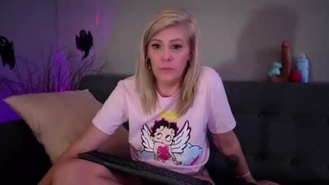 Snapshot of lexi_shocker chatting on 10-05-25, 08:01 Lexi online show from 10-05-25, 08:01
