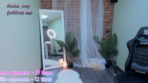 Snapshot of lexia_coy chatting on 12-17-24, 02:55 Vicki online show from 12-17-24, 02:55
