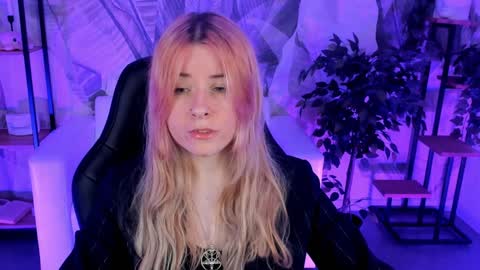 Snapshot of lexiwenford chatting on 12-14-24, 06:02 Lexi Wenford NO NUDE GODDESS online show from 12-14-24, 06:02