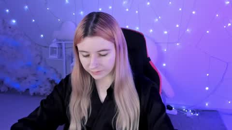 Snapshot of lexiwenford chatting on 12-17-24, 04:01 Lexi Wenford NO NUDE GODDESS online show from 12-17-24, 04:01