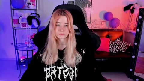 Snapshot of lexiwenford chatting on 12-19-24, 02:56 Lexi Wenford NO NUDE GODDESS online show from 12-19-24, 02:56