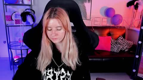 Snapshot of lexiwenford chatting on 12-19-24, 06:01 Lexi Wenford NO NUDE GODDESS online show from 12-19-24, 06:01