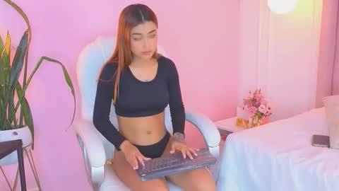 Snapshot of leylarusso chatting on 02-02-26, 12:04 Leyla online show from 02-02-26, 12:04