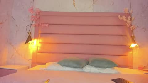 Snapshot of lezy_ chatting on 10-19-25, 11:27 LEZY online show from 10-19-25, 11:27