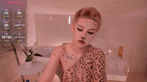 Lisa online show from 10-22-25, 01:17