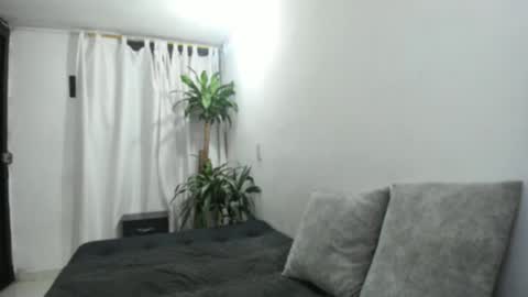 Snapshot of lia_and_felipe chatting on 10-25-25, 01:02 Lia y Felipe -- online show from 10-25-25, 01:02