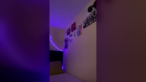 Little Queen Lia  online show from 12-15-25, 08:02