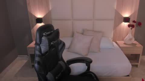 Lia  online show from 12-21-25, 08:27