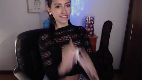 Snapshot of lia_smith87 chatting on 12-13-24, 04:11 Laura online show from 12-13-24, 04:11