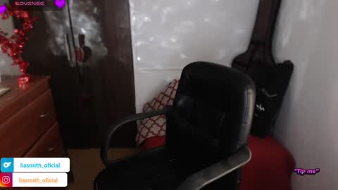 Snapshot of lia_smith87 chatting on 02-16-25, 05:37 Laura online show from 02-16-25, 05:37