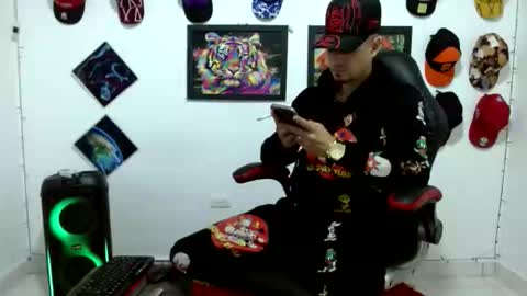 Snapshot of liam_andres12 chatting on 01-12-26, 10:37 Andres online show from 01-12-26, 10:37