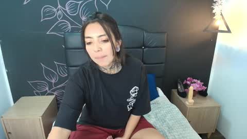 Snapshot of liamonroee_ chatting on 12-21-25, 12:23 L I A M O N R O E online show from 12-21-25, 12:23