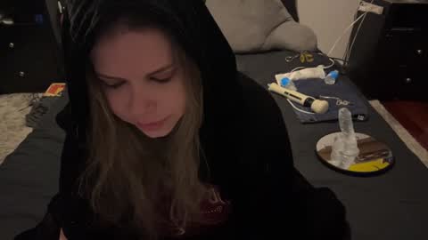 Snapshot of libbydeetzxxx chatting on 12-09-24, 01:02 Libby Deetz online show from 12-09-24, 01:02